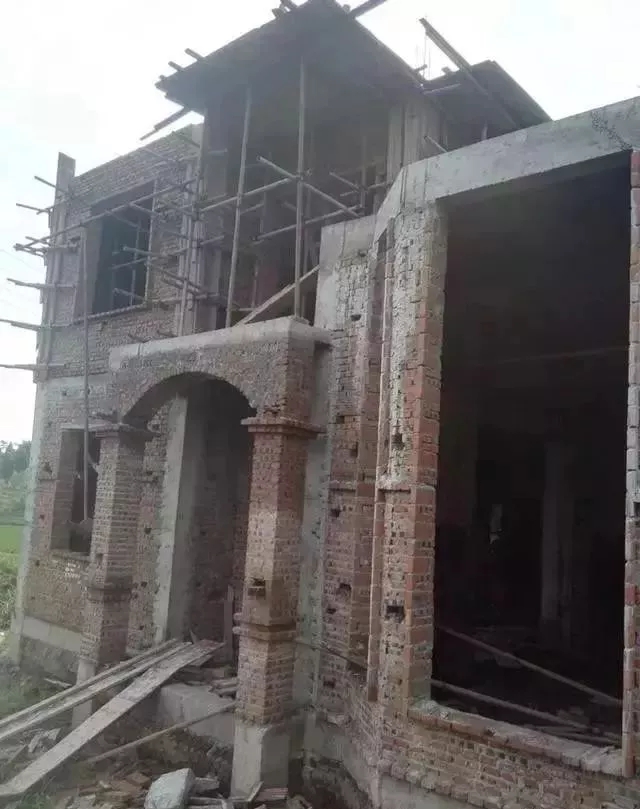 農村自建房巧用羅馬柱，讓房子高端大氣還不貴！